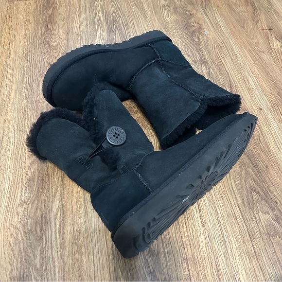 UGG mini Bailey button black leather ankle boots booties shoes women’s 9 - Picture 8 of 8